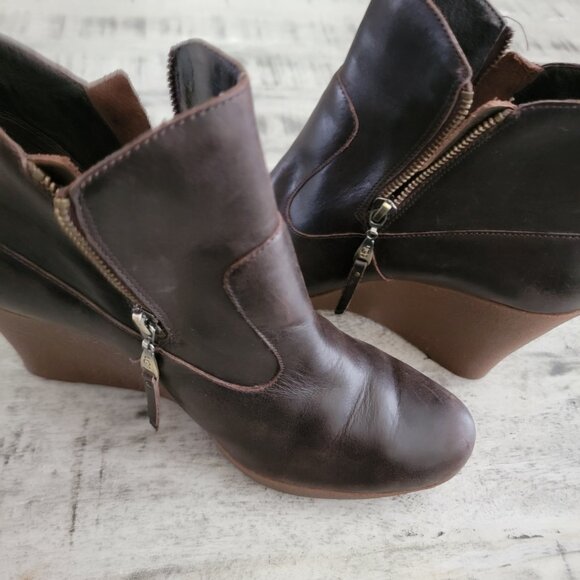 UGG Meredith Wedge Brown Leather Bootie 11 - Picture 16 of 16